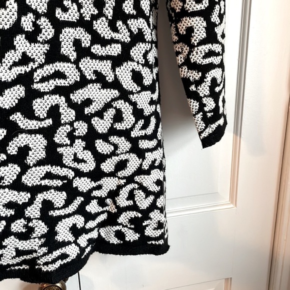 🤩🤩 Beautiful Black and White Sweater/Coat 😍😍 - Picture 3 of 9